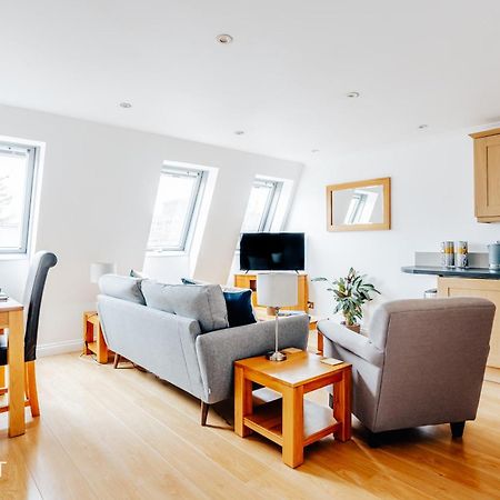Central 3 Bed Apartment At Regents Court, Newbury Newbury (Berkshire) Exterior foto